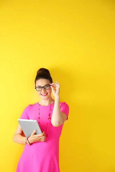 Woman holding tablet — Stock Photo, Image