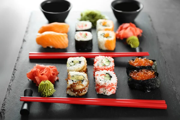 Sushi-Set und Essstäbchen — Stockfoto