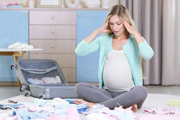 गर्भवती महिला सूटकेस पैकिंग — स्टॉक फ़ोटो, इमेज