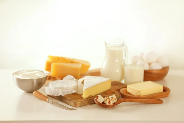 Productos lácteos en la mesa —  Fotos de Stock