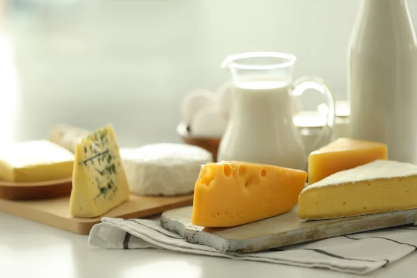 Produtos lácteos na mesa — Fotografia de Stock