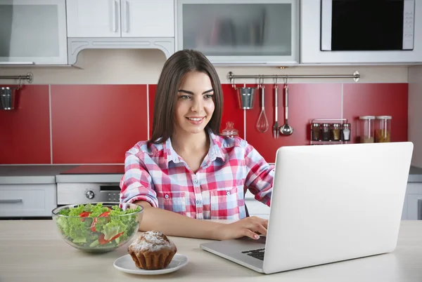 Jonge vrouw typen op laptop — Stockfoto