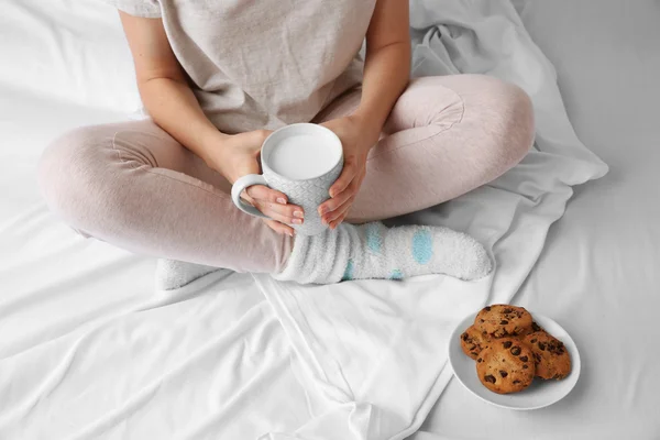 Γυναίκα έχοντας πρωινό με τα cookies — Φωτογραφία Αρχείου