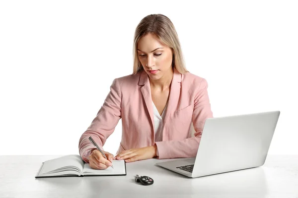 Vrouw die werkt aan tafel — Stockfoto