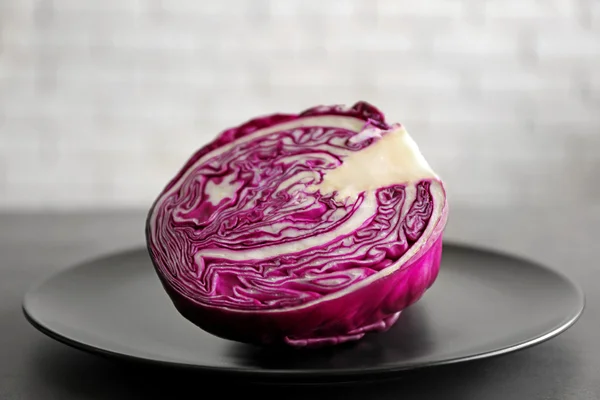 Red cabbage on plate — Stock Photo, Image