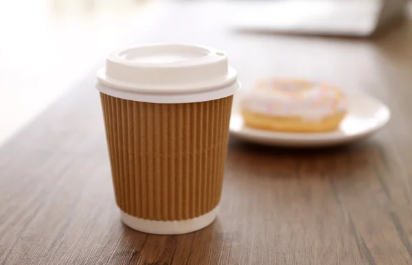 Taza de papel de café sobre mesa de madera — Foto de Stock