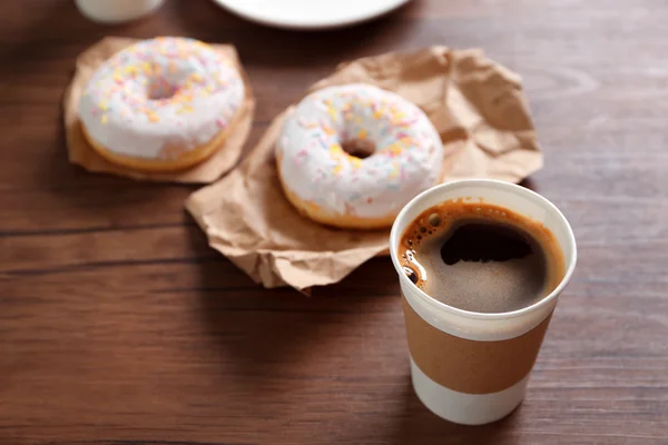 Papierowy kubek z Kawa i pączki — Zdjęcie stockowe