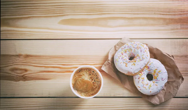 Paper cup of coffee and doughnuts — Stock Photo, Image