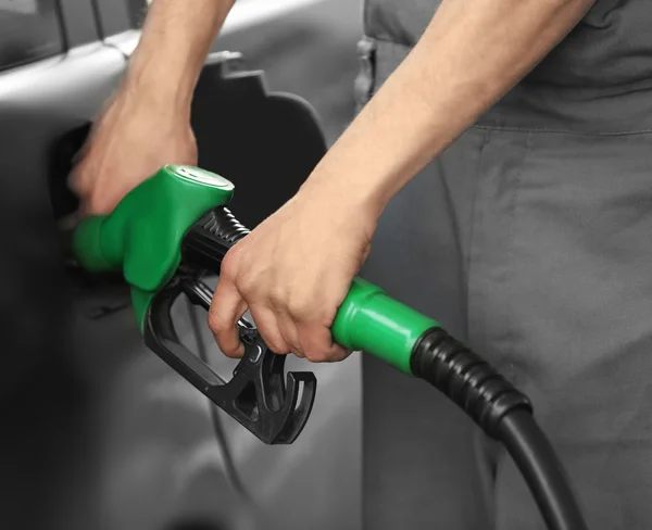 Reabastecimento de automóveis no posto de gasolina — Fotografia de Stock