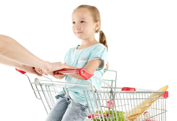 Linda chica sentada en el carrito de compras — Foto de Stock