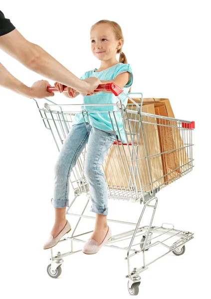 Alışveriş sepeti içinde oturan sevimli kız — Stok fotoğraf