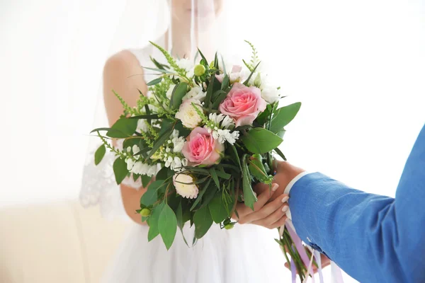 Bruidegom bruid geven prachtige boeket — Stockfoto