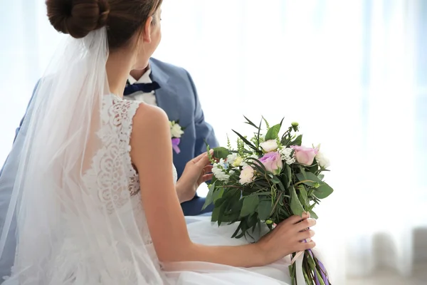 Novio y novia con hermoso ramo — Foto de Stock