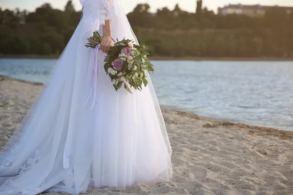 Braut mit schönem Strauß — Stockfoto