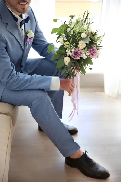 Groom avec beau bouquet — Photo