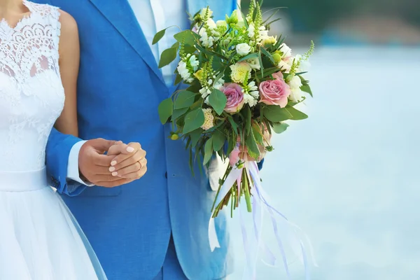 Pareja feliz boda en el fondo del río —  Fotos de Stock