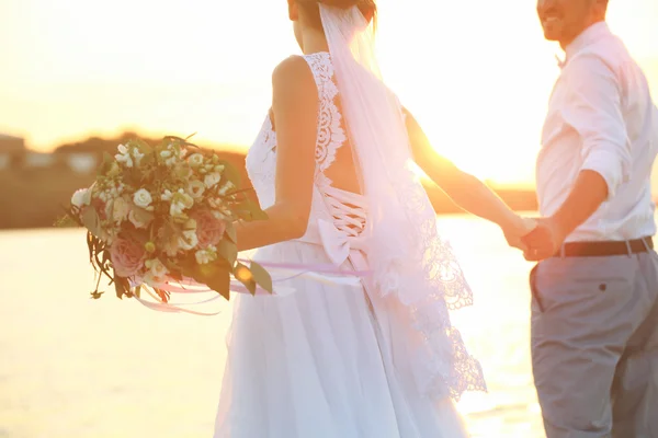 Bruid en bruidegom op zonsondergang — Stockfoto