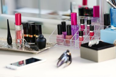 Kozmetik masaya ayarla