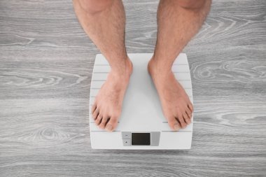 adam ağırlık ölçekte ayakta