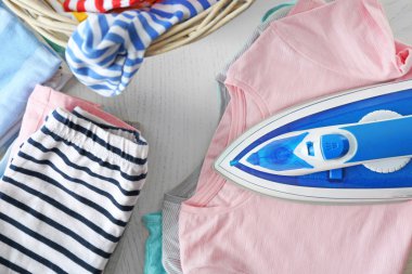 Hasır sepet giysilerle 