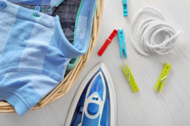 Hasır sepet giysilerle 