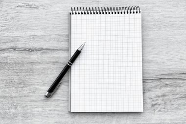 boş bir defter ve kalem