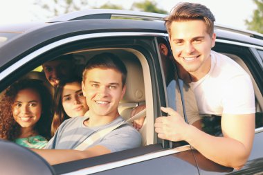 arkadaşlar arabanın içinde