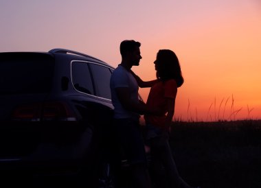 Car yakınındaki genç Çift