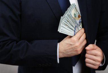 Banknot koyarak işadamı