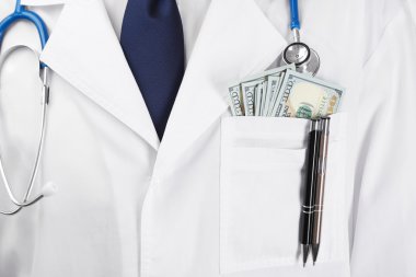 Doktor onun cebinde para ile