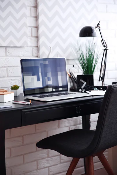 Werkplek met laptop thuis — Stockfoto