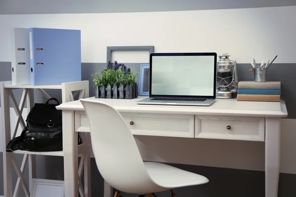 Local de trabalho com laptop em casa — Fotografia de Stock