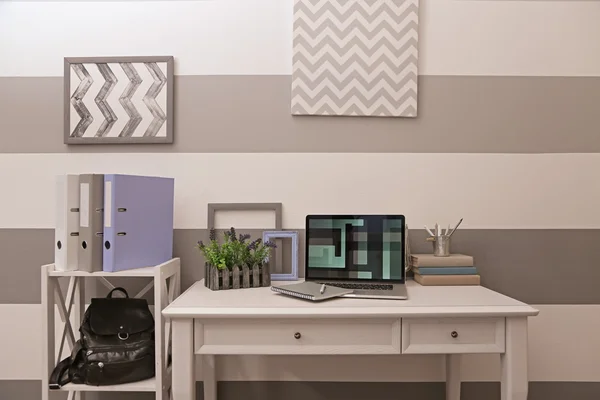 Evde dizüstü bilgisayarı olan iş yeri — Stok fotoğraf