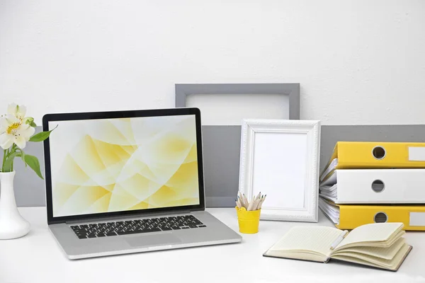 Werkplek met laptop thuis — Stockfoto