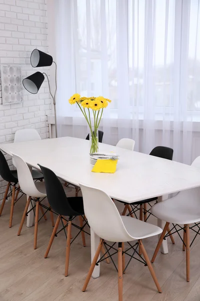 テーブルと椅子のある美しいインテリア — ストック写真