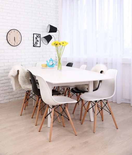 テーブルと椅子のある美しいインテリア — ストック写真
