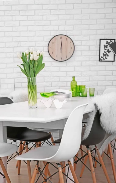 Vacker interiör med bord och stolar — Stockfoto