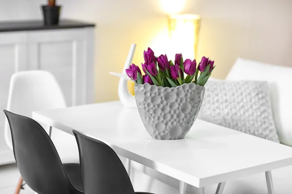 Flores de tulipa em vaso — Fotografia de Stock