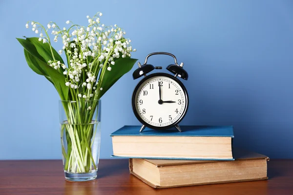 Reloj despertador, libros e inundaciones —  Fotos de Stock