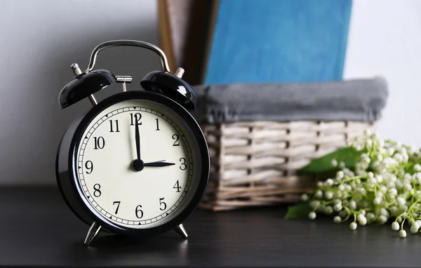 Alarm clock with bouquet — Stock Photo, Image