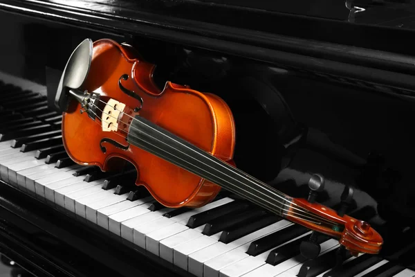 Viool op piano toetsen, close-up — Stockfoto