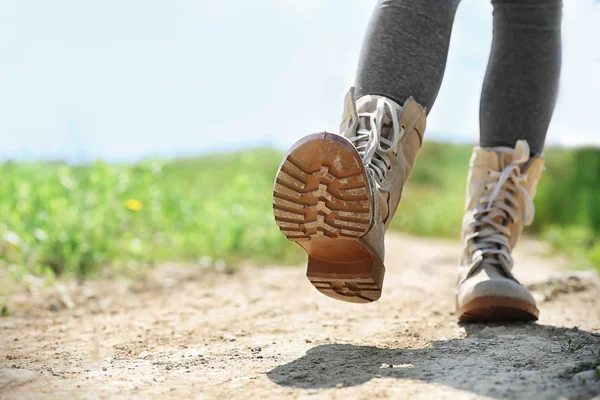 Senderista femenina caminando —  Fotos de Stock