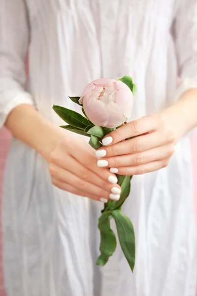 Frau mit schöner Pfingstrose — Stockfoto