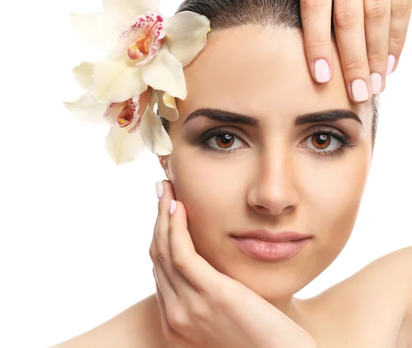 Mujer bonita con orquídeas — Foto de Stock