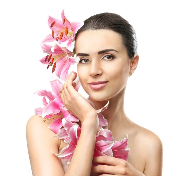 Mujer bonita con flores de lirio — Foto de Stock