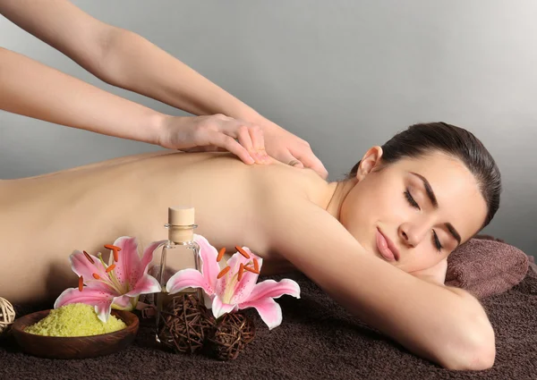 Hübsche Frau mit Massage — Stockfoto