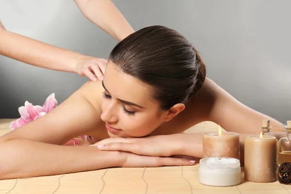 Гарненька жінка має масаж — стокове фото