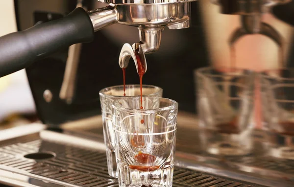 Maschine bereitet Espresso zu — Stockfoto