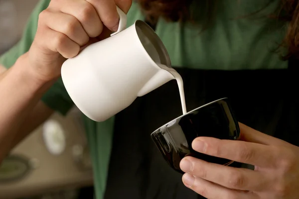 Pria menuangkan krim dalam kopi — Stok Foto
