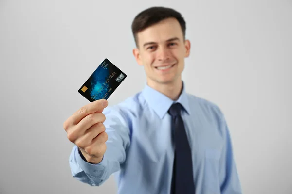 Bonito empresário com cartão de crédito — Fotografia de Stock